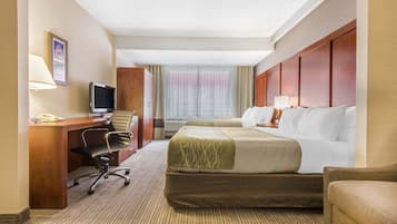 Suite (2 Queen Beds, Sofa Bed) | Escritorio, cortinas blackout y tabla de planchar con plancha