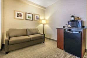 Suite (2 Queen Beds, Sofa Bed) | Coin séjour | Télévision LCD, films à la carte