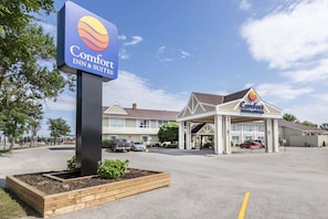 Welcome to Comfort Inn & Suites, a hotel with a traditional design and convenient parking.