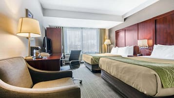 Escritorio, cortinas blackout y tabla de planchar con plancha