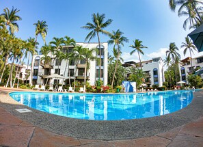 Kolam renang outdoor, dengan payung kolam renang dan kursi berjemur