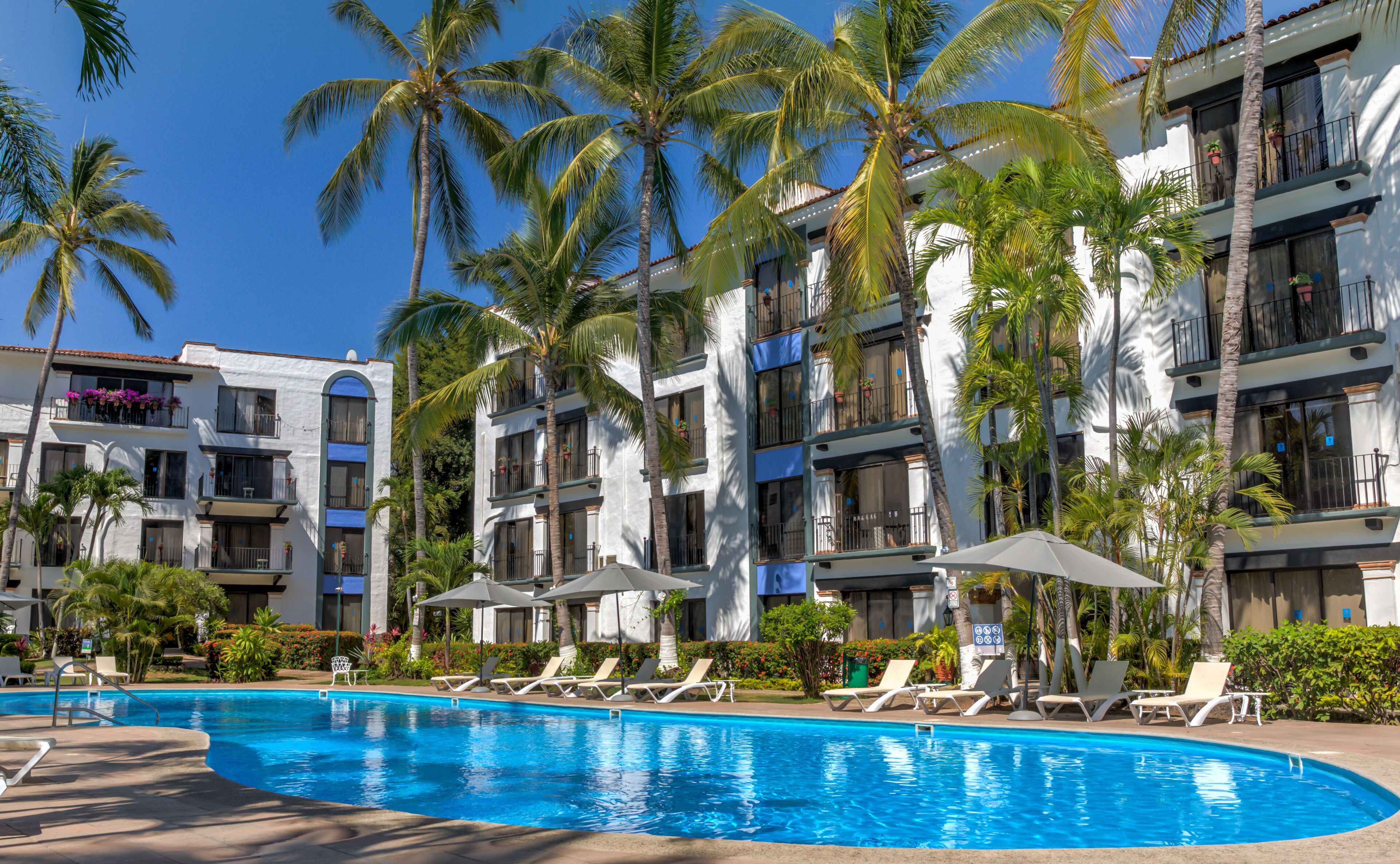 Piscina externa, guarda-sóis, espreguiçadeiras