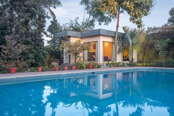 Una piscina al aire libre