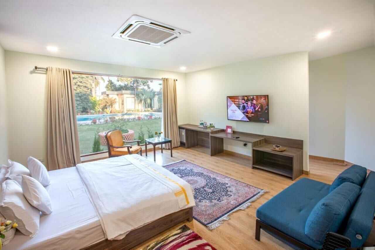 迷你吧、房內夾萬、書桌、手提電腦工作空間