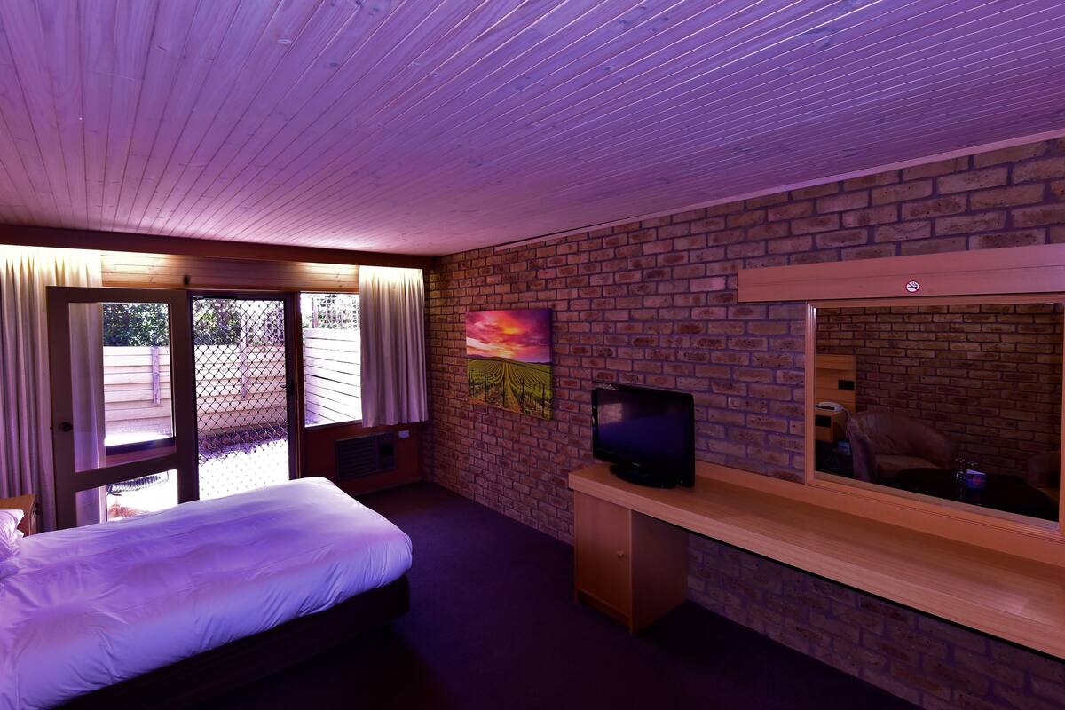 Blackout curtains, free WiFi, bed sheets