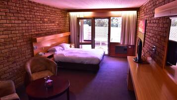 Cortinas blackout, wifi gratis y ropa de cama