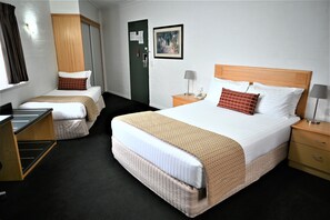 In-room safe, desk, iron/ironing board, free WiFi - Grand Country Lodge Motel (Mittagong)