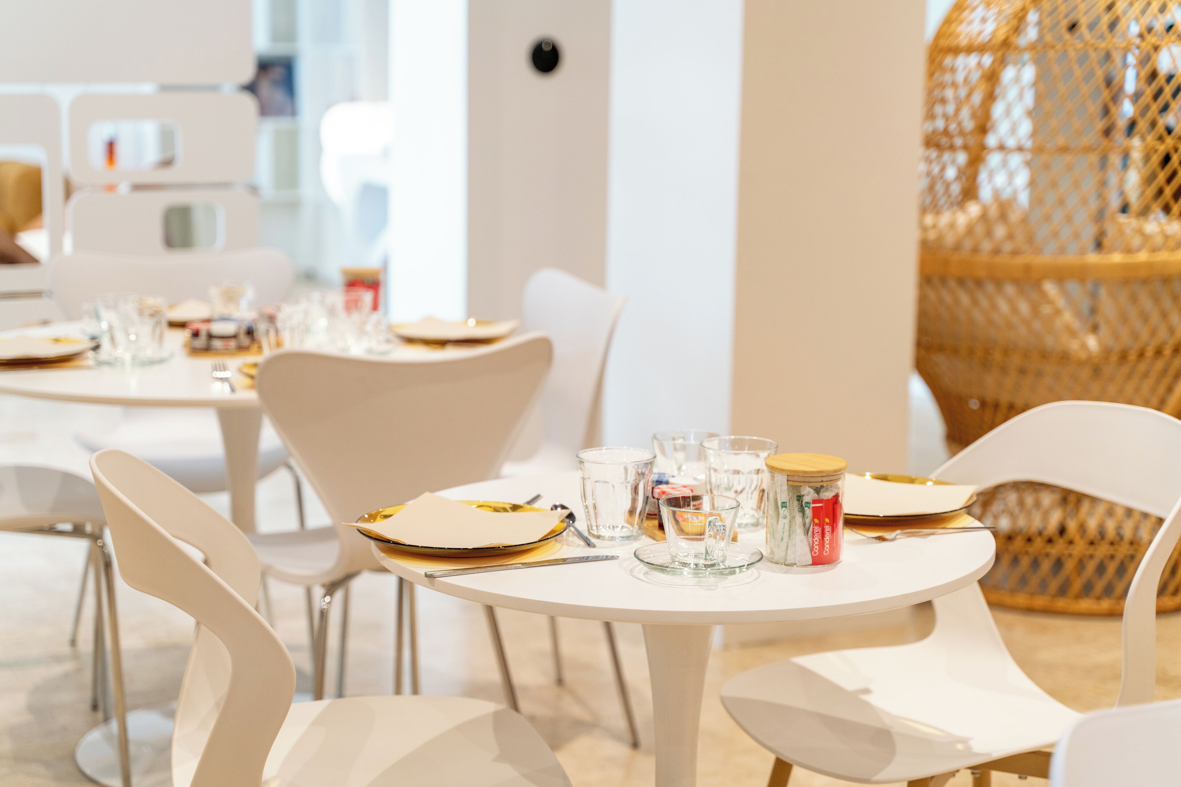 อาหารเช้าแบบคอนติเนนทัลทุกวัน (EUR 15 ต่อคน)