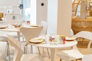 Se ofrece un desayuno continental (15 EUR por persona)