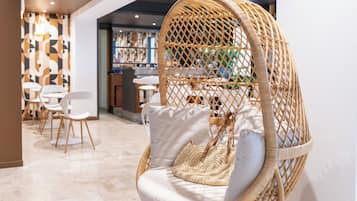 Desayuno continental diario (EUR 15 por persona)