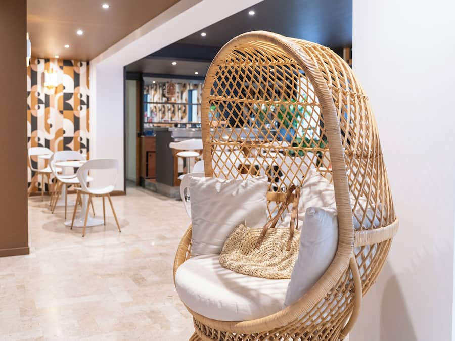 Daily continental breakfast (EUR 15 per person)