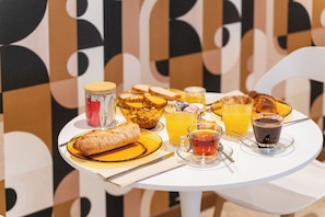 Daily continental breakfast (EUR 15 per person)
