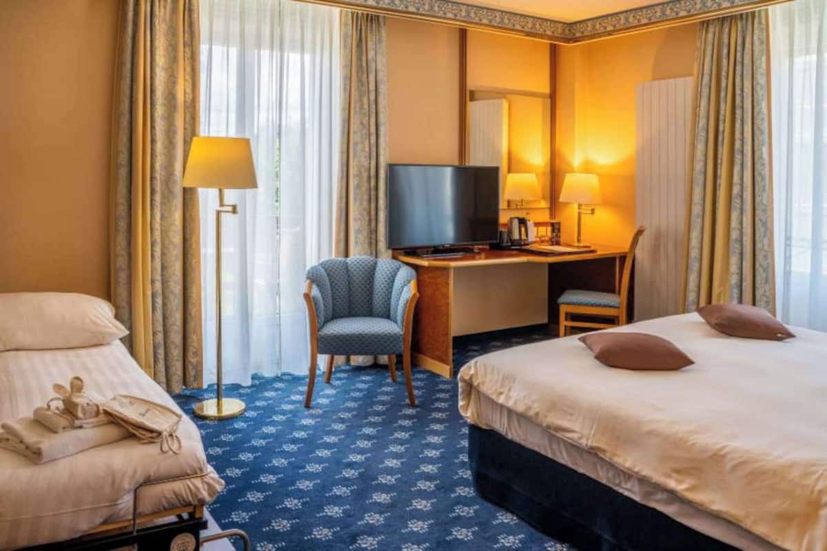 Chambre Standard, 3 lits jumeaux | Coffre-fort, bureau, systĂšme dâinsonorisation, lit de bĂ©bĂ© (gratuit)