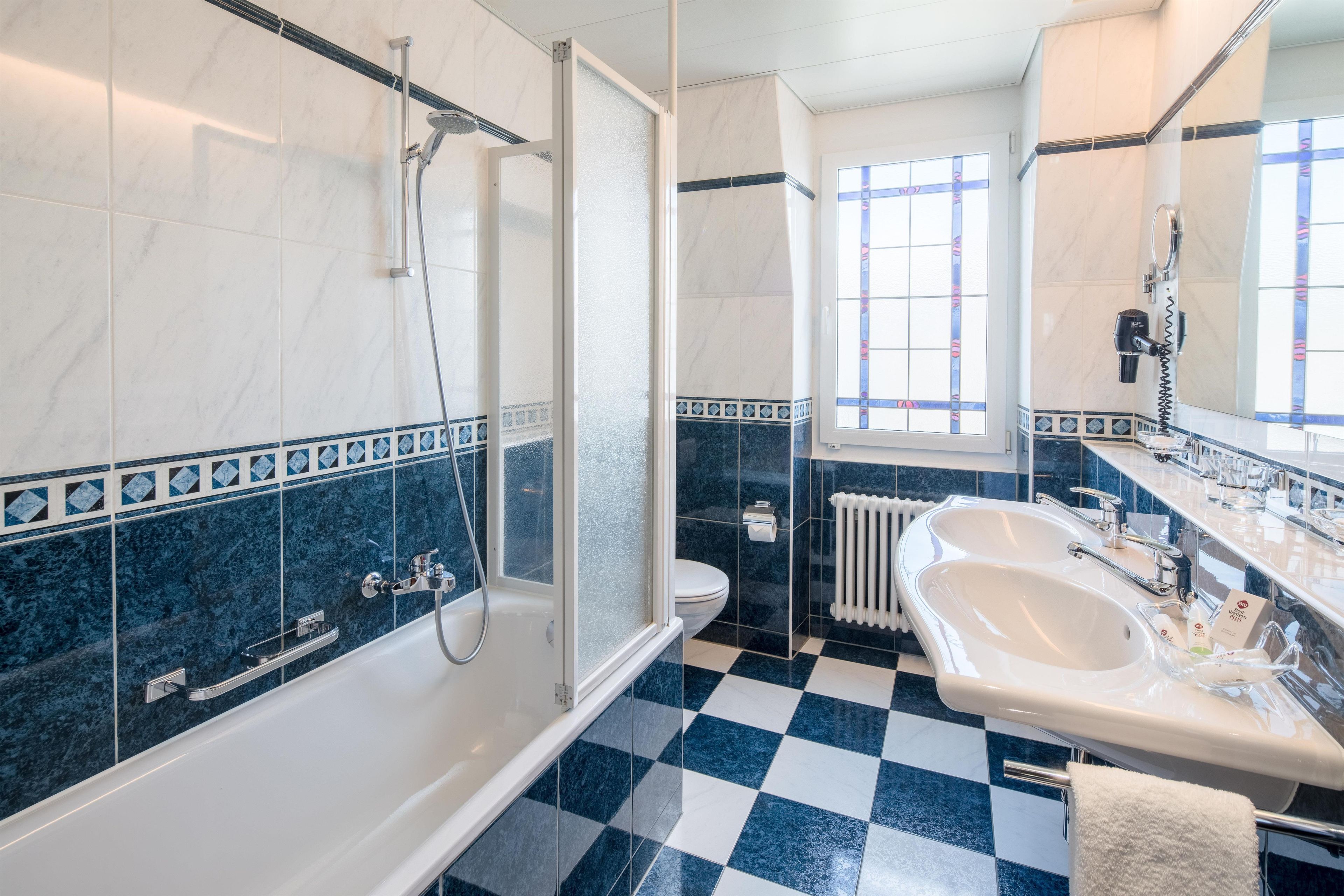 Un baño con ducha, inodoro, bidé y lavamanos.