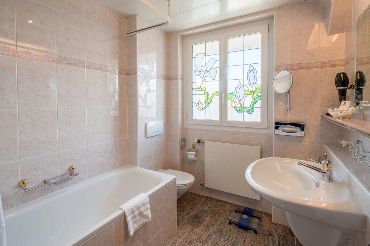 Un baño moderno con bañera, lavabo e inodoro.