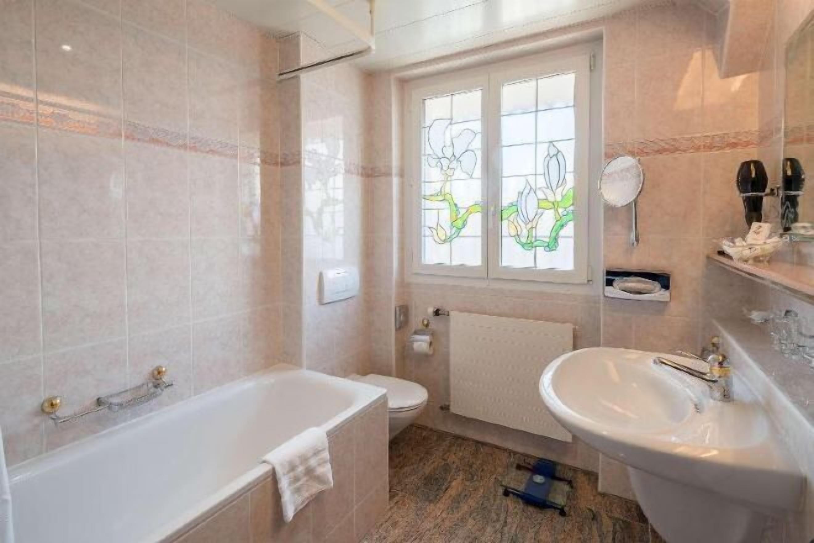 Baño | Regadera, secadora de cabello, batas, pantuflas 