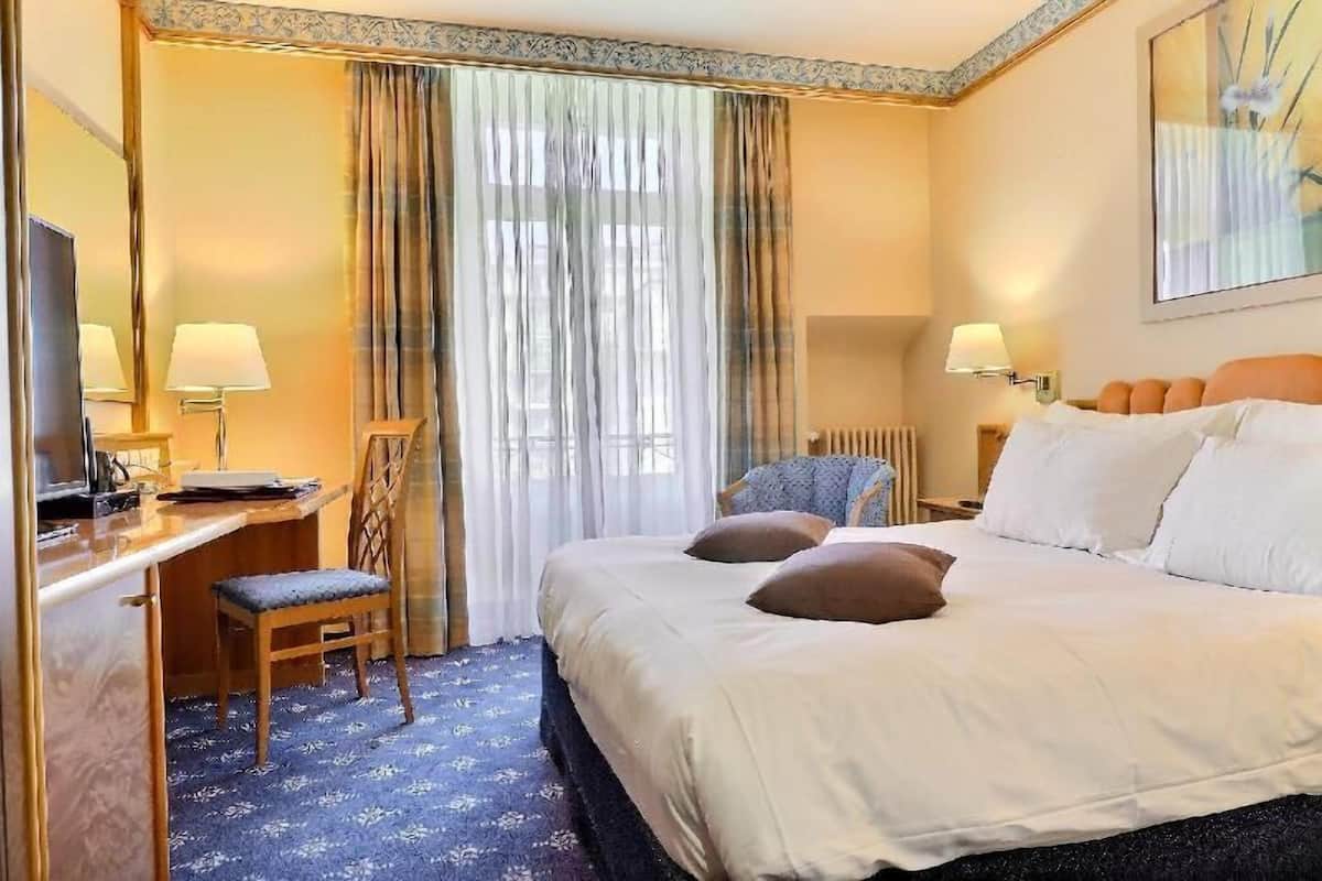 In-room safe, desk, soundproofing, free cribs/infant beds