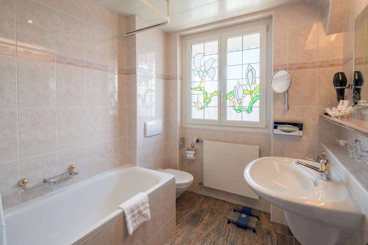 Une salle de bain moderne avec une baignoire, des toilettes et un lavabo.