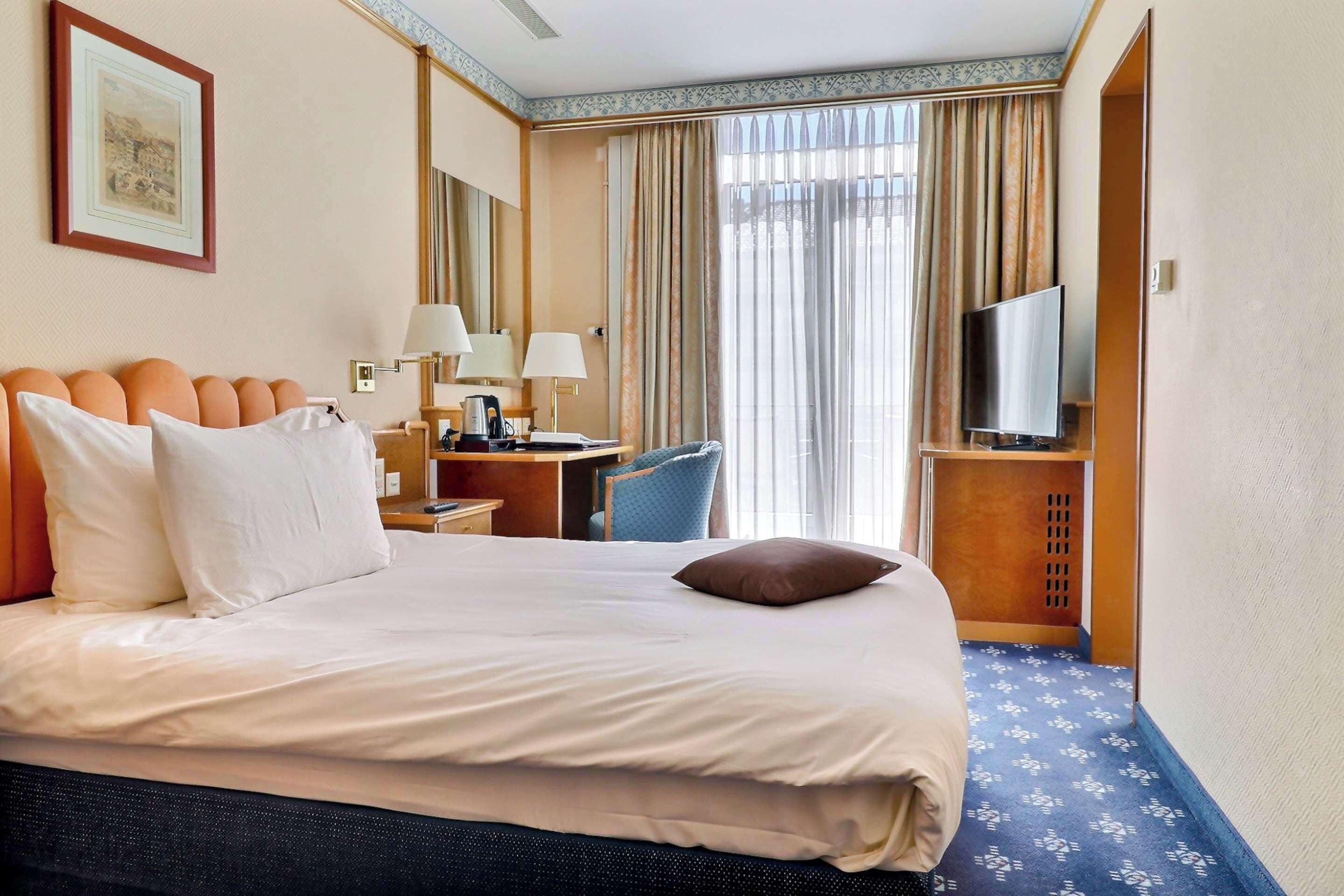 superior room, 1 single bed | in-room safe, desk, soundproofing, free cots/infant beds