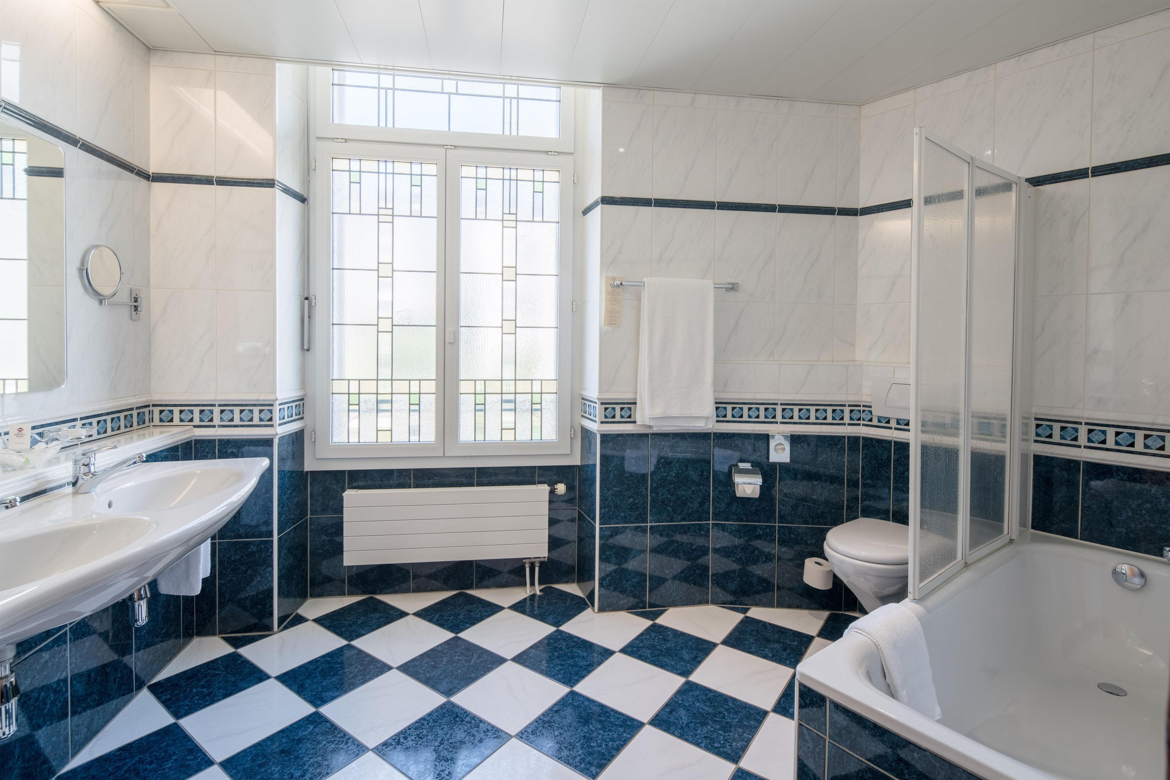 Dusj, hårføner, badekåper og tøfler