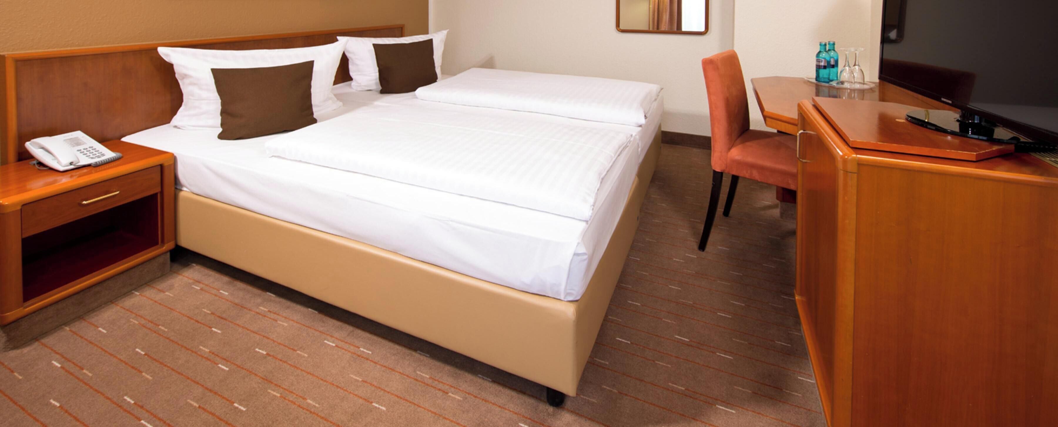 Minibar, Zimmersafe, Schreibtisch, Verdunkelungsvorhänge