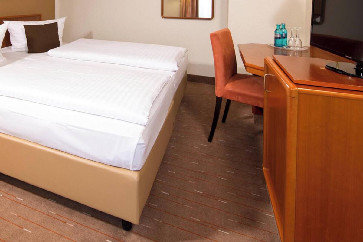 Minibar, coffres-forts dans les chambres, bureau, rideaux occultants