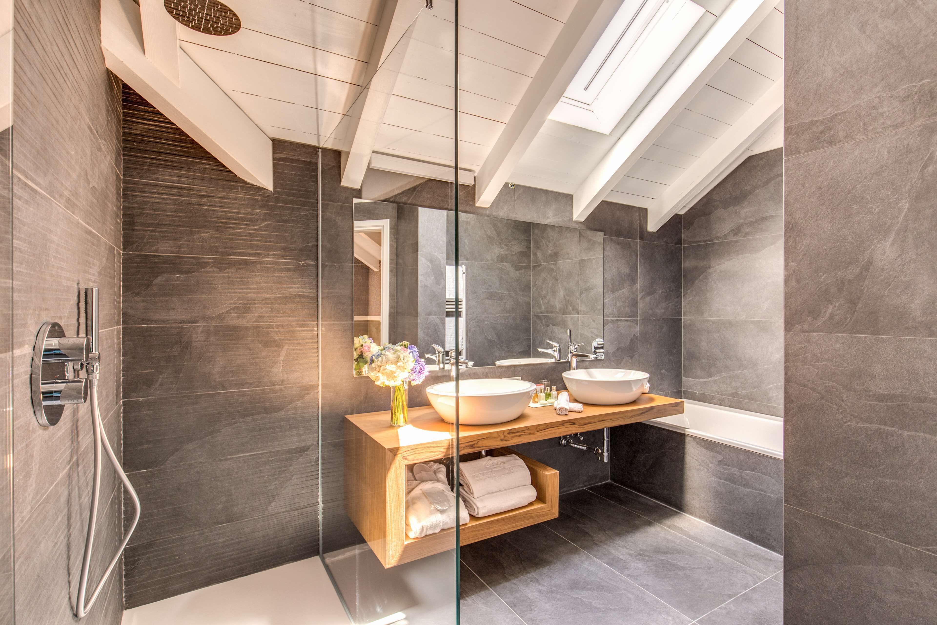 penthouse (suite) | bathroom | shower, free toiletries, hair dryer, bathrobes