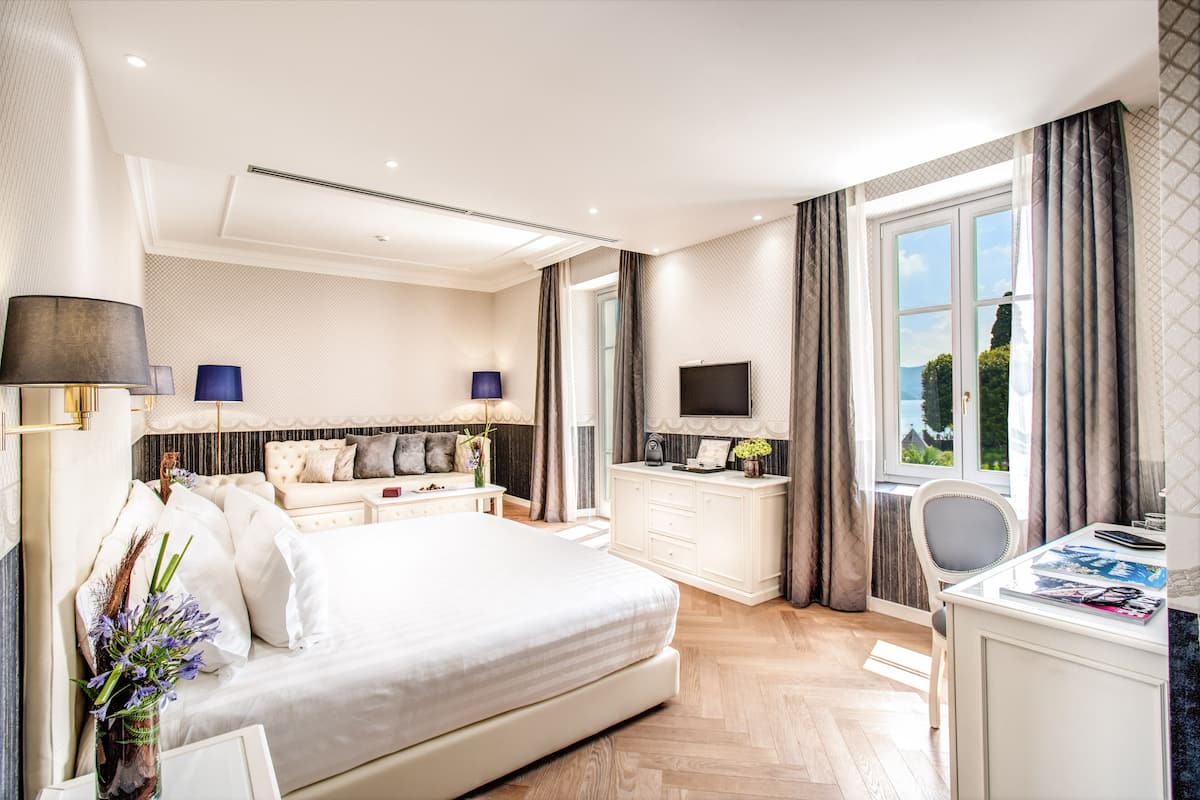 Junior Suite | Down comforters, minibar, in-room safe, desk
