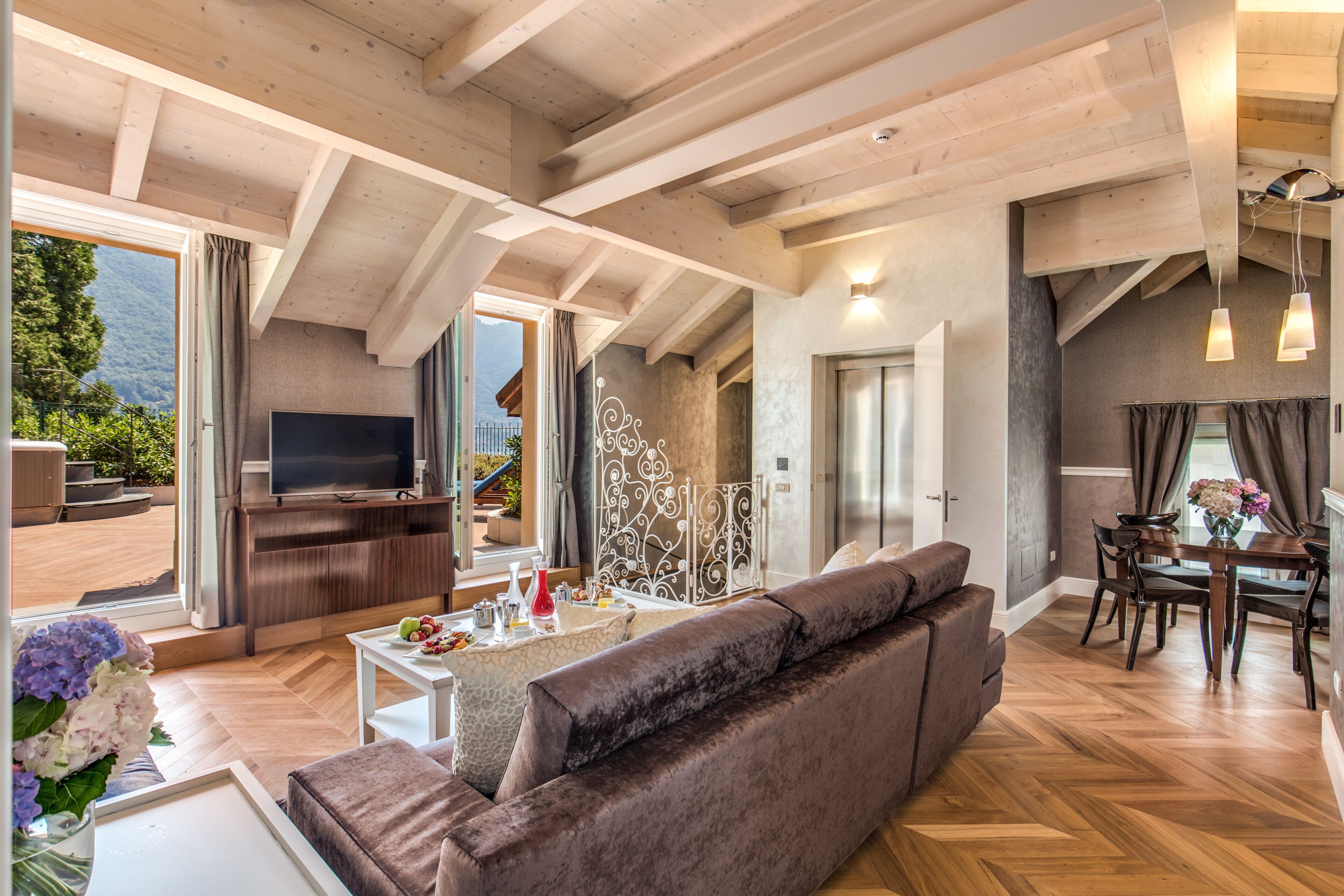 penthouse (suite) | living area | 22-inch lcd tv with satellite channels, tv