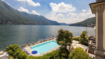 Outdoor pool, pool umbrellas, sun loungers