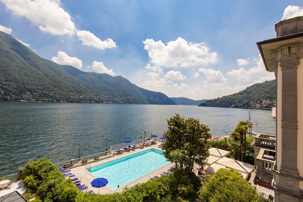 Outdoor pool, pool umbrellas, sun loungers