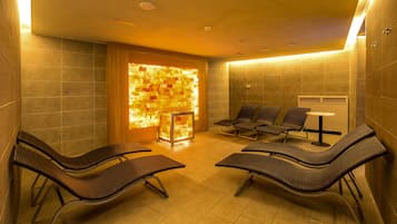 Salas de tratamiento para parejas, un sauna, una bañera de hidromasaje