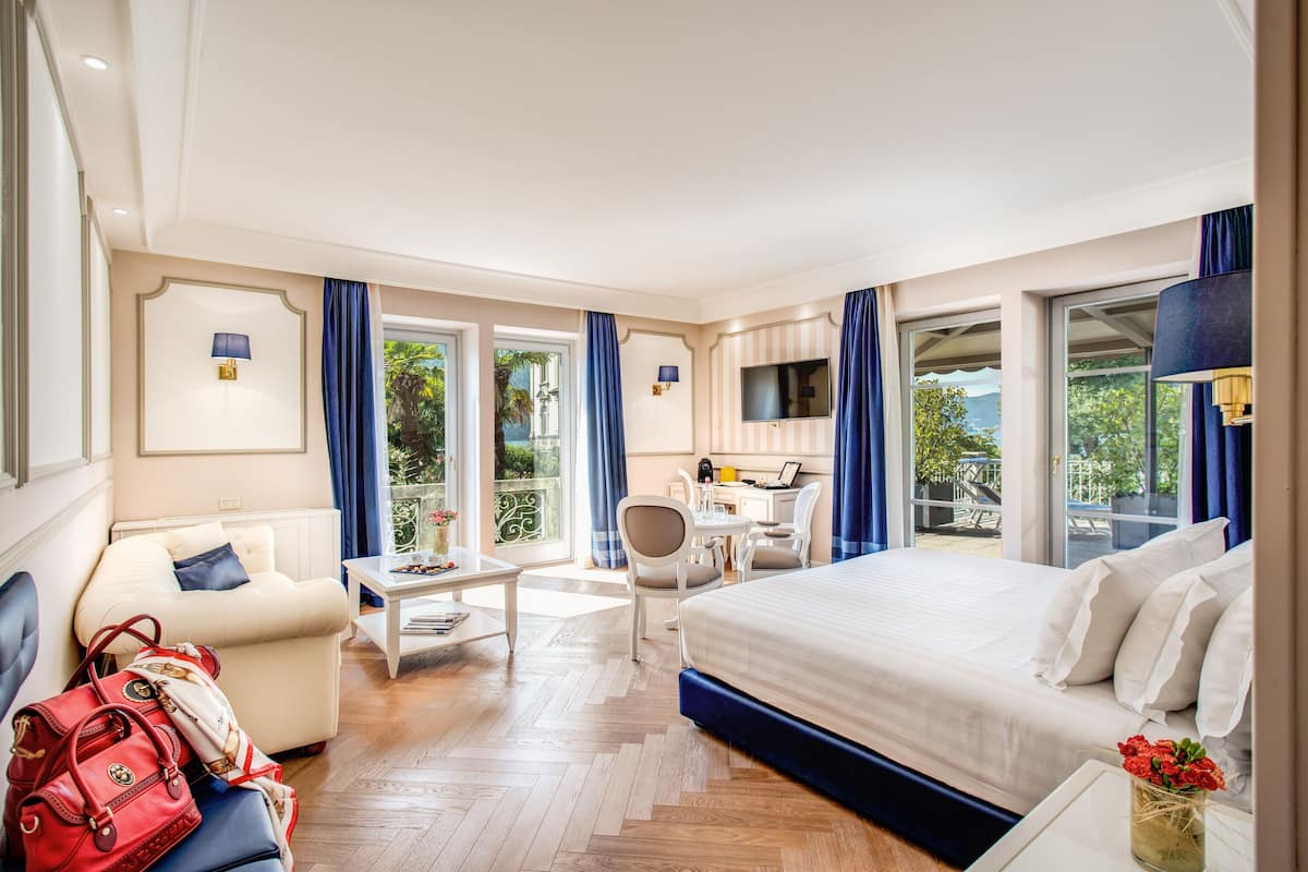 junior suite | down duvets, minibar, in-room safe, desk