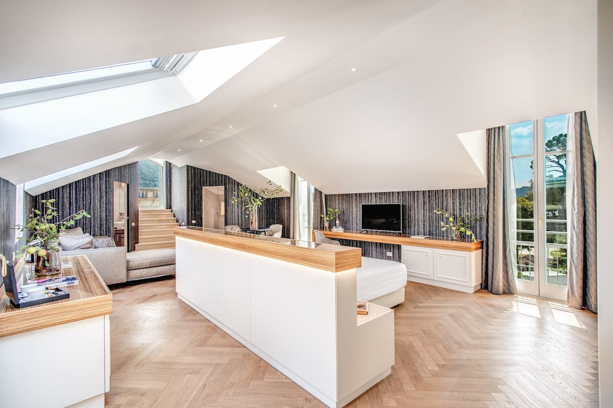 panoramic suite | down duvets, minibar, in-room safe, desk