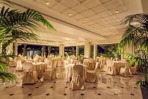 2 restaurants, serveren ontbijt