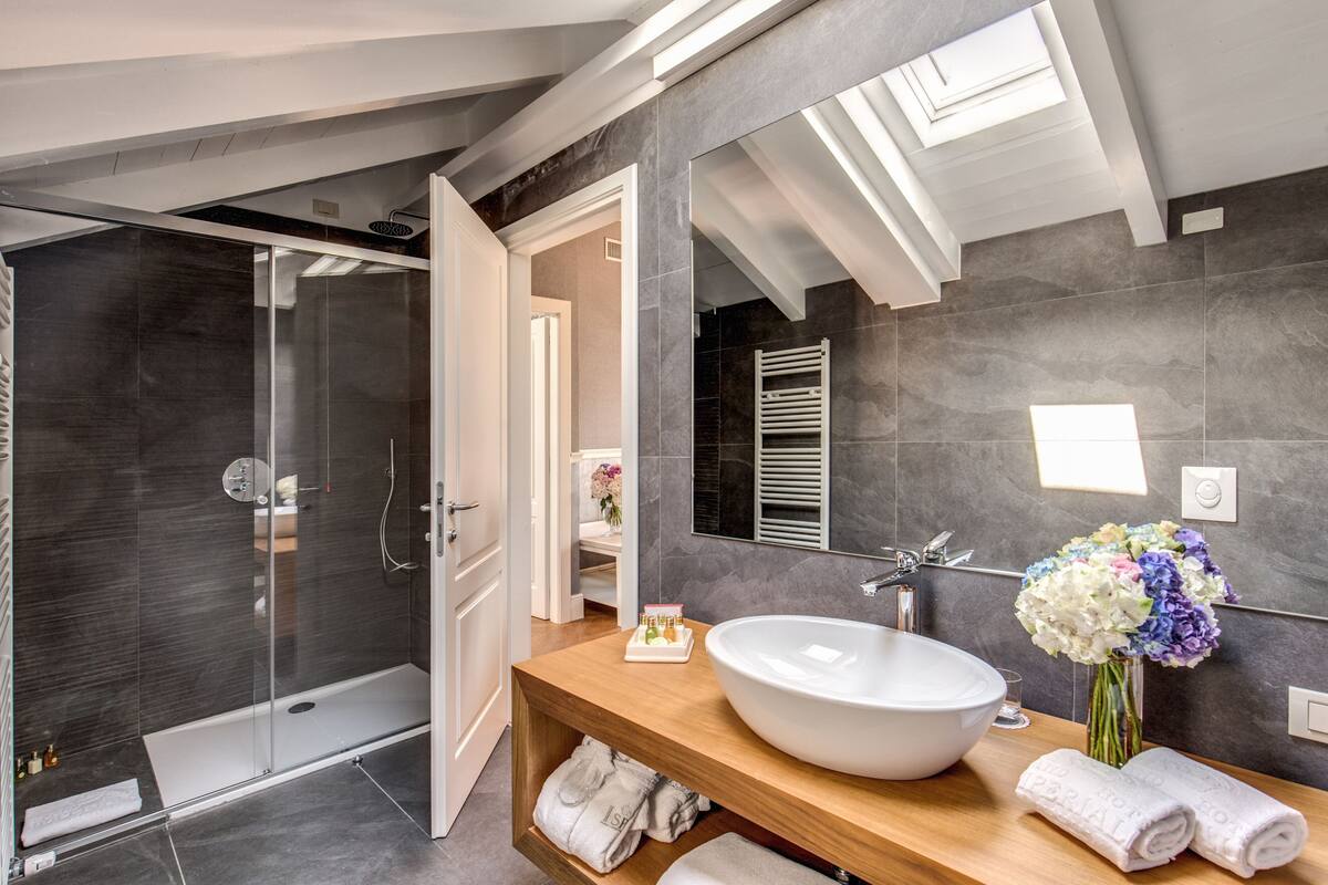 penthouse (suite) | bathroom | shower, free toiletries, hair dryer, bathrobes