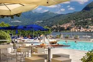 Outdoor pool, pool umbrellas, sun loungers