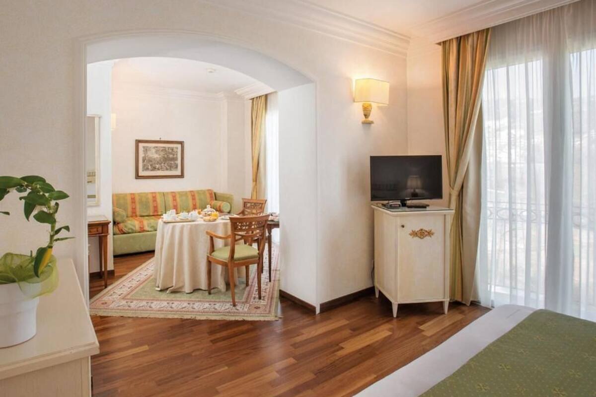 Habitación Deluxe con 1 cama matrimonial o 2 individuales | Camas Select Comfort, minibar y caja de seguridad en la habitación