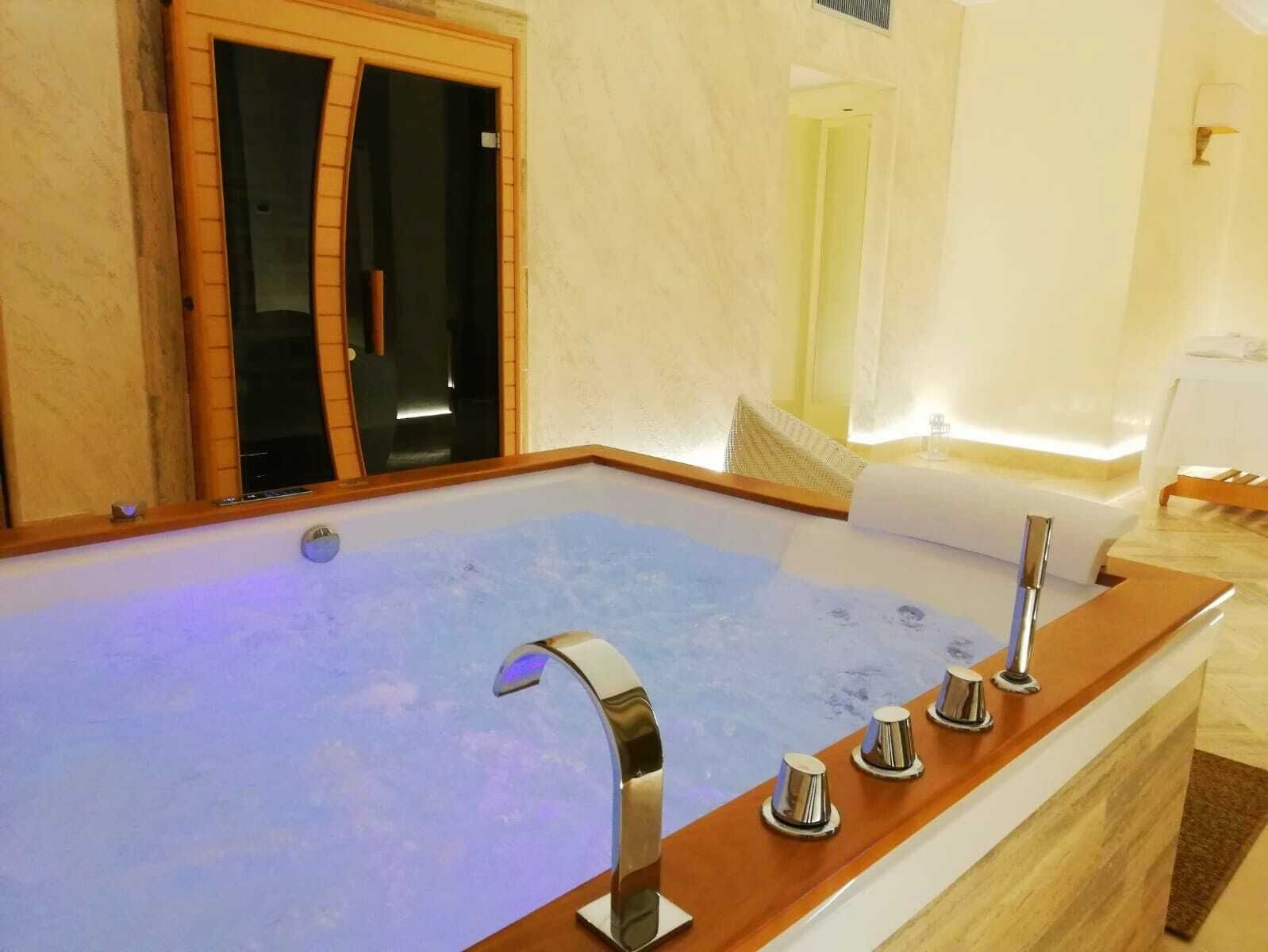 Sale per trattamenti di coppia, sauna, vasca idromassaggio