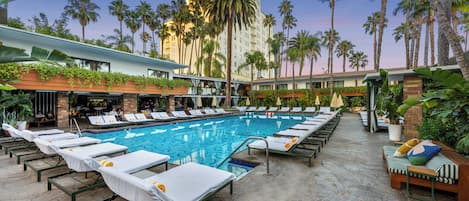 Piscina externa, guarda-sóis, espreguiçadeiras