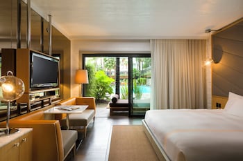Room, 1 King Bed, Poolside (Cabana Building) | Egyptian cotton sheets, premium bedding, minibar, in-room safe at The Hollywood Roosevelt
