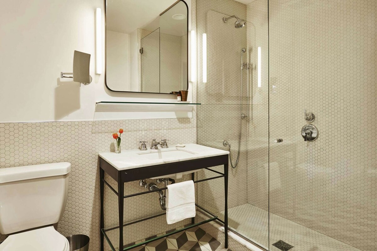 Kamar mandi | Perlengkapan mandi desainer, pengering rambut, jubah mandi, dan sandal