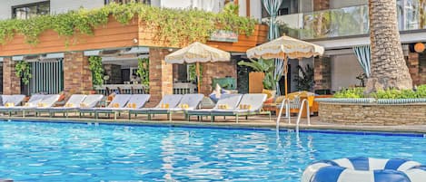 Piscine extérieure, parasols de plage, chaises longues