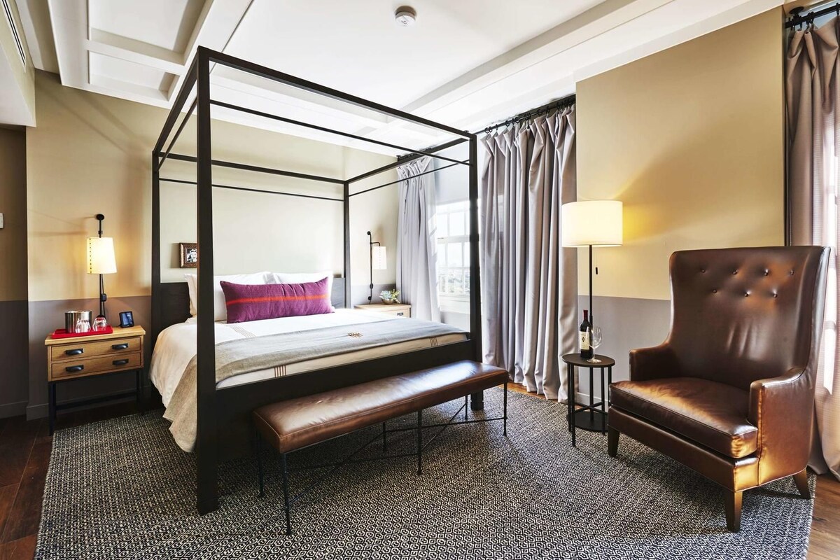 Egyptian cotton sheets, premium bedding, down comforters, minibar