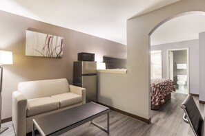 Suite, 1 kingsize bed, niet-roken, bubbelbad | Verduisterende gordijnen, gratis wifi, beddengoed, een wekker