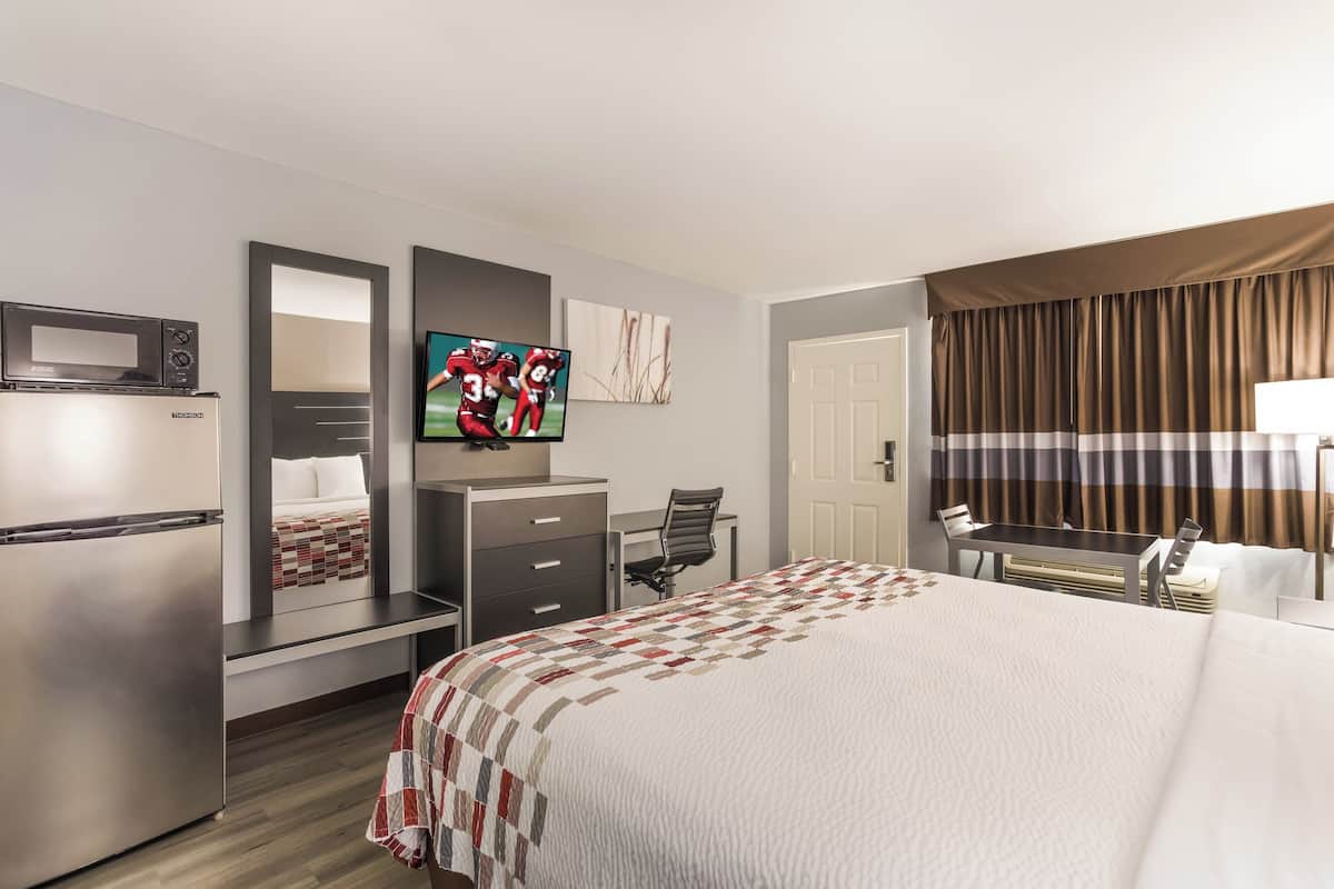 Superior Room, 1 King Bed, Accessible, Non Smoking (Roll-In Shower) | Blackout drapes, WiFi (free), alarm clocks, bed sheets