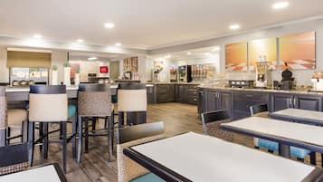 Petit déjeuner complet compris tous les jours