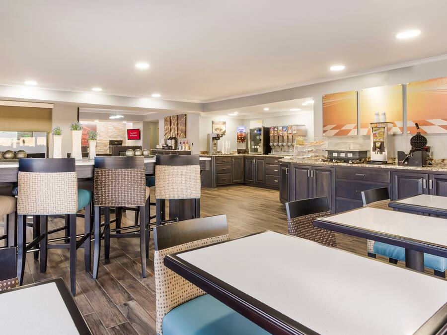 Café da manhã completo grátis todos os dias