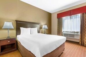 Luxe beddengoed, een bureau, een strijkplank/strijkijzer, extra bedden