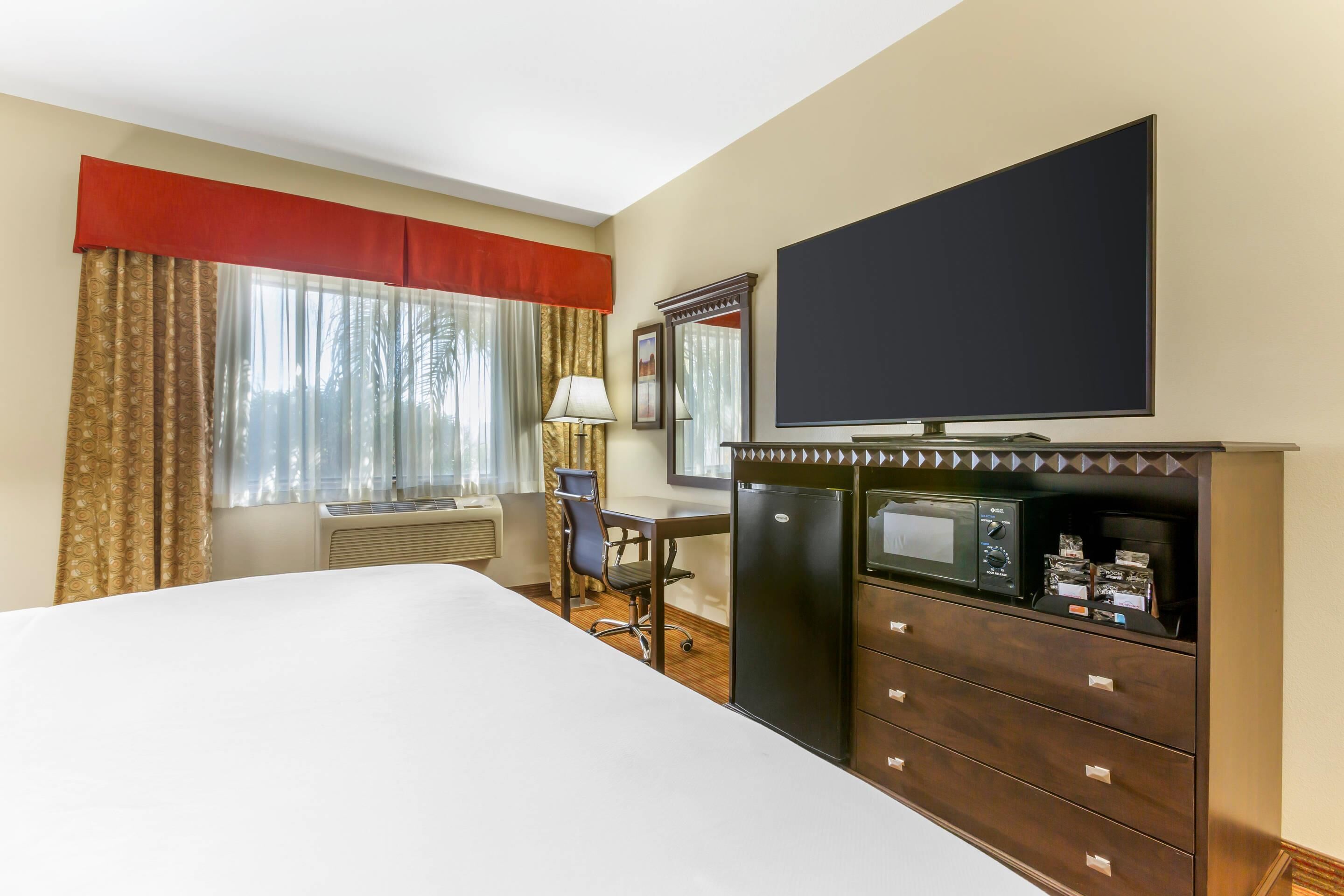 standard room, 1 king bed, accessible, non smoking (roll-in shower) | premium bedding, desk, iron/ironing board, rollaway beds